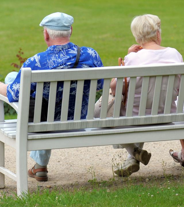 Archiv: Rentner auf einer Parkbank.