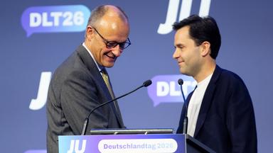 Bundeskanzler Friedrich Merz (CDU, l) und Johannes Winkel (CDU), Vorsitzender der Jungen Union, stehen beim Deutschlandtag der Jungen Union auf der Bühne.