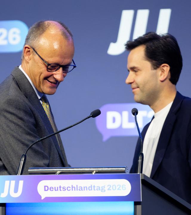 Bundeskanzler Friedrich Merz (CDU, l) und Johannes Winkel (CDU), Vorsitzender der Jungen Union, stehen beim Deutschlandtag der Jungen Union auf der Bühne.