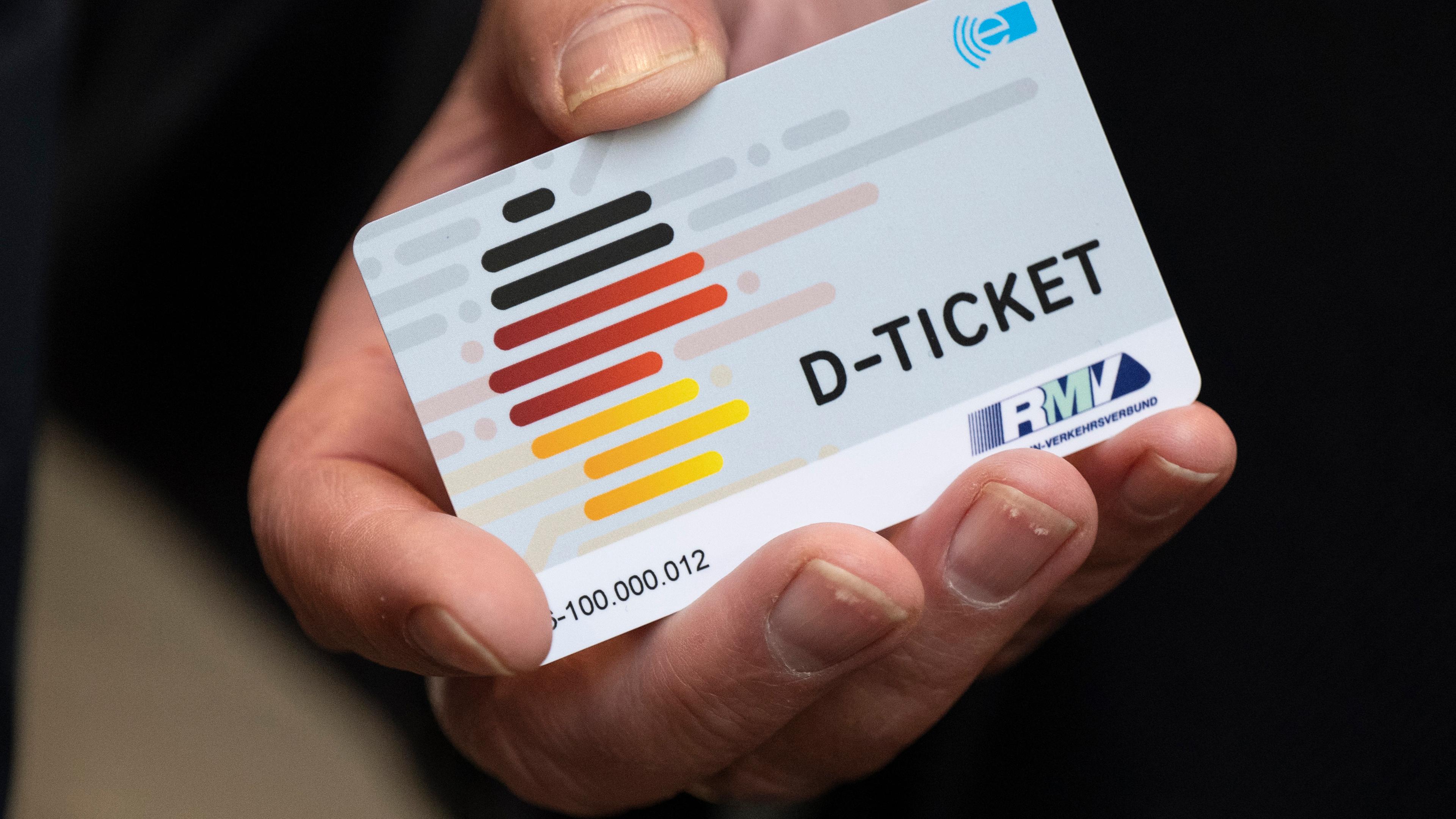 Hessen, Frankfurt/Main: Eine Hand hält ein Deutschlandticket. Archivbild