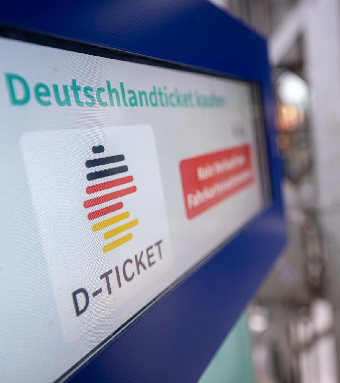 01.05.2023, Hessen, Frankfurt/Main: Ein Hinweis für das Deutschlandticket steht auf einem Fahrkartenautomaten.