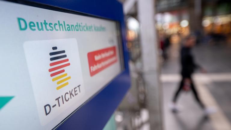 01.05.2023, Hessen, Frankfurt/Main: Ein Hinweis für das Deutschlandticket steht auf einem Fahrkartenautomaten.