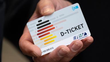 Hessen, Frankfurt/Main: Ein ·D-Ticket· im Chipkartenformat wird anlässlich des Verkaufsstarts des Deutschlandtickets im Frankfurter Hauptbahnhof auf einem Pressetermin gezeigt. Archivbild
