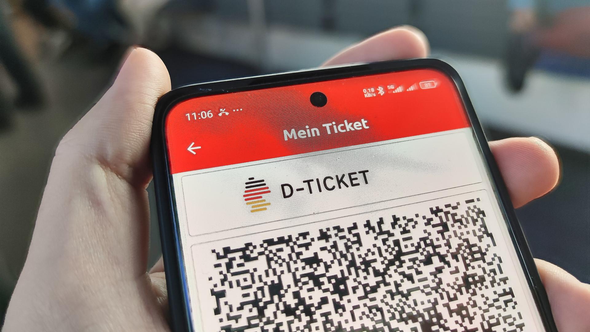 Deutschlandticket in einer App auf einem Smartphone