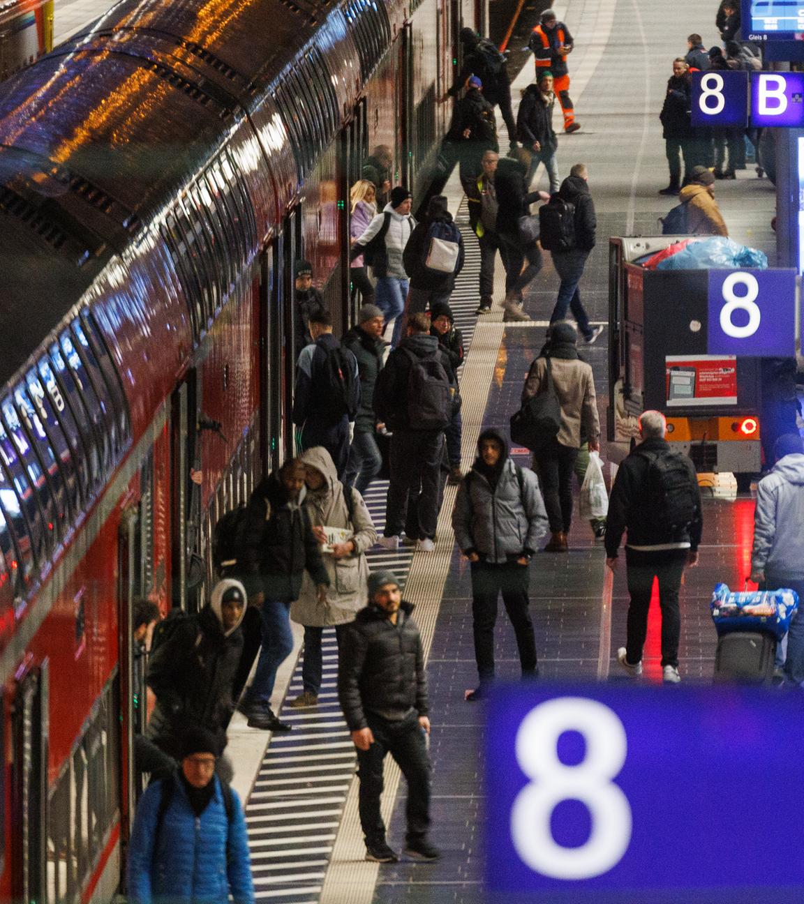 Reisende steigen am Frankfurter Hauptbahnhof in einen Regionalzug ein.