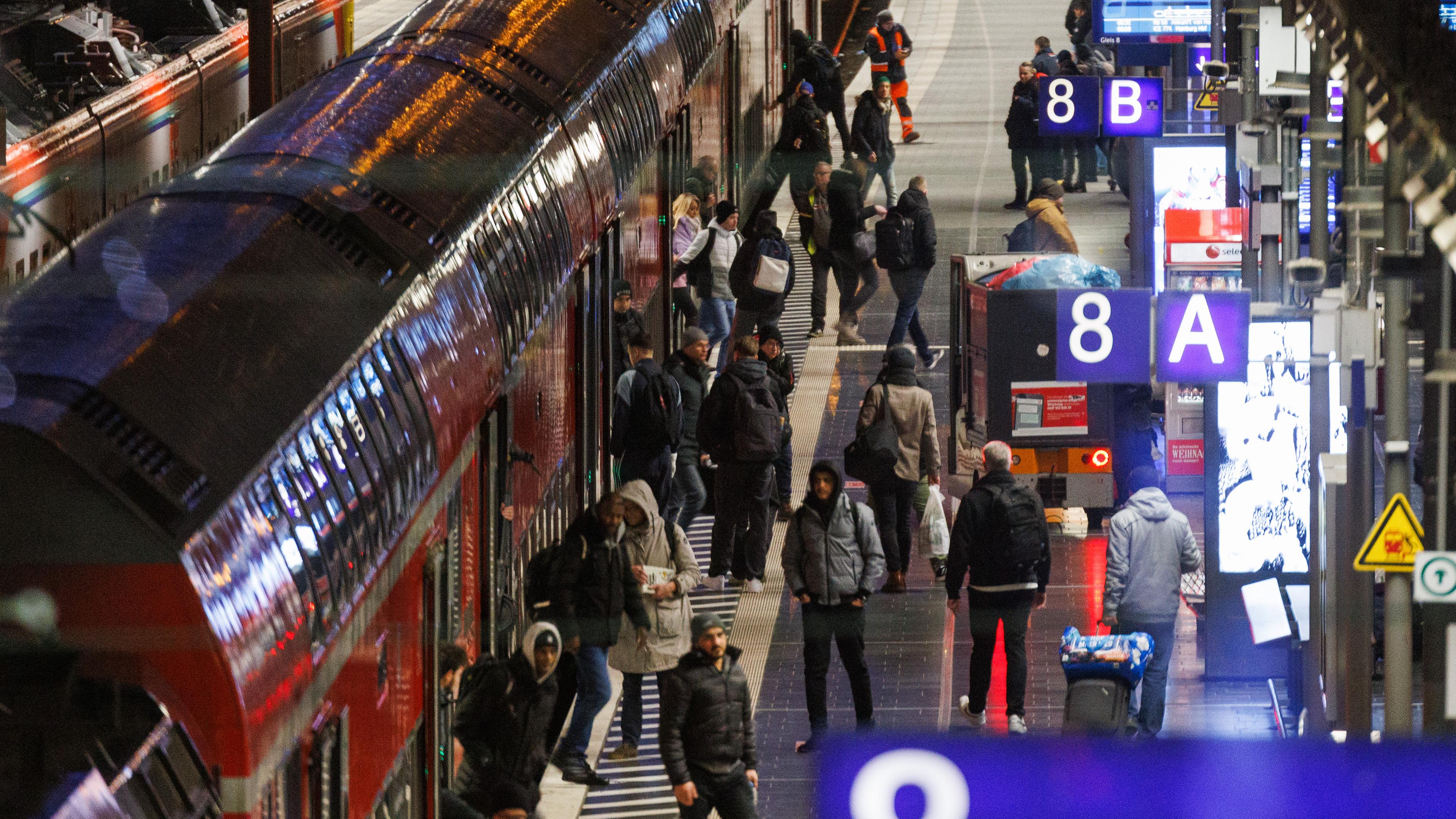 Reisende steigen am Frankfurter Hauptbahnhof in einen Regionalzug ein.