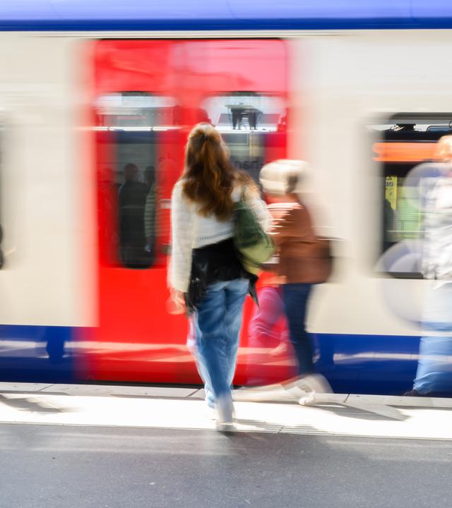 Fahrgäste steigen am Hauptbahnhof Hannover in eine S-Bahn ein.