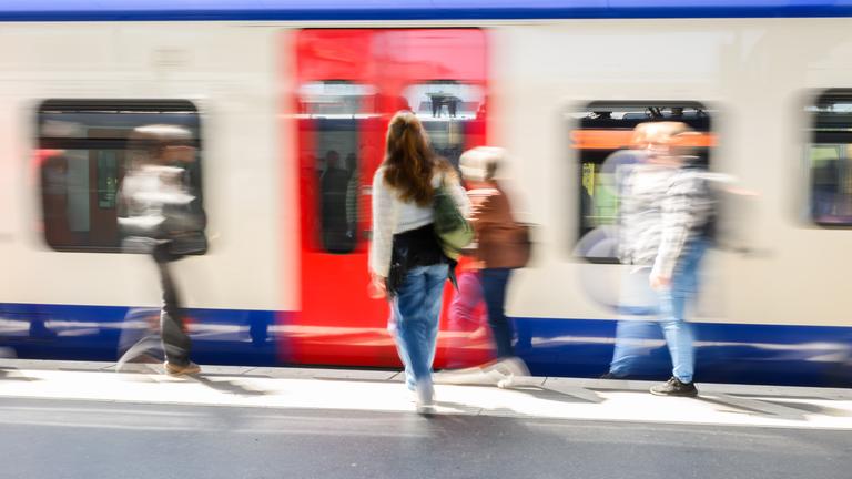 Fahrgäste steigen am Hauptbahnhof Hannover in eine S-Bahn ein.