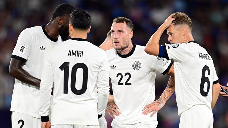 Die deutschen Spieler Antonio Rüdiger, Nadiem Amiri, David Raum und Joshua Kimmich (von links) zeigen sich nach der Niederlage gegen die Slowakei enttäuscht