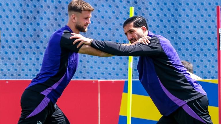Niclas Füllkrug (links) und Emre Can bei einer Trainingsübung