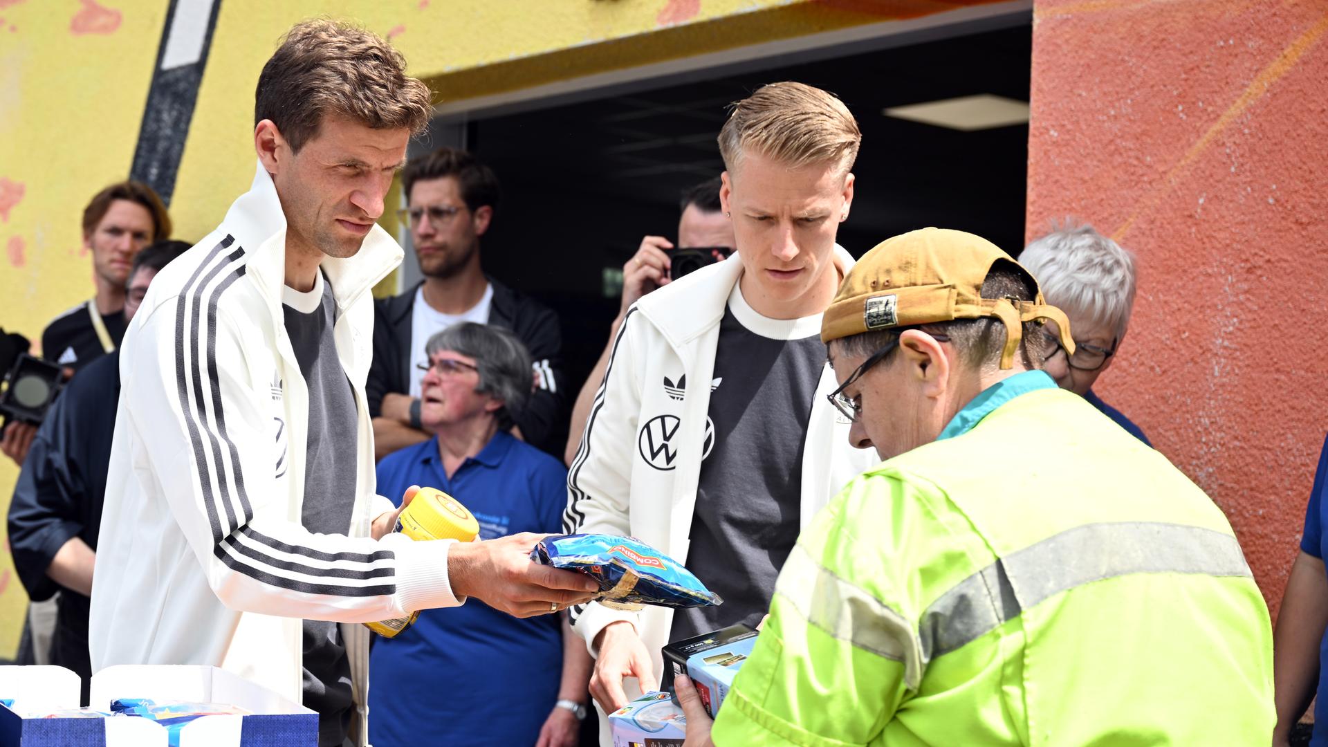 Thomas Müller und Chris Führich bei der Blankenhainer Tafel.