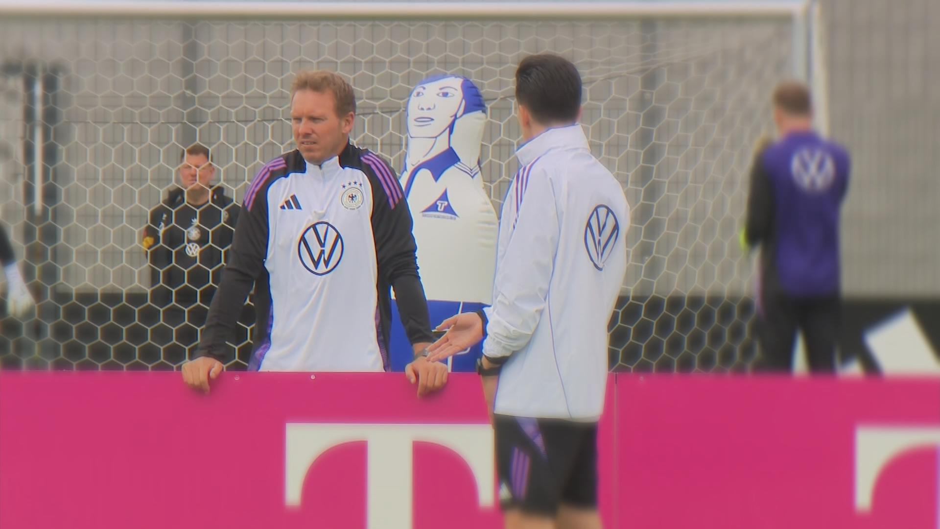 Bundestrainer Julian Nagelsmann schaut beim Training zu
