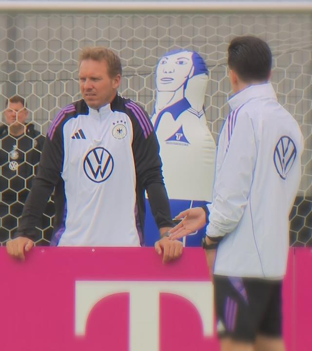 Bundestrainer Julian Nagelsmann schaut beim Training zu