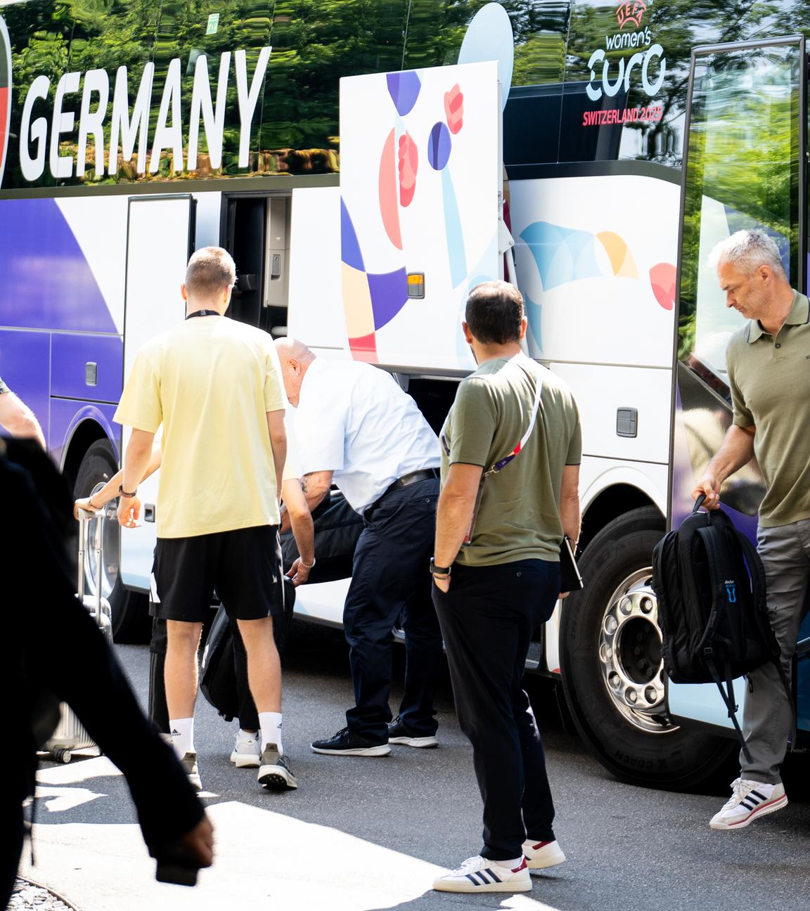 Bundestrainer Wück (r.) und die DFB-Frauen kommen im EM-Quartier in Zürich an