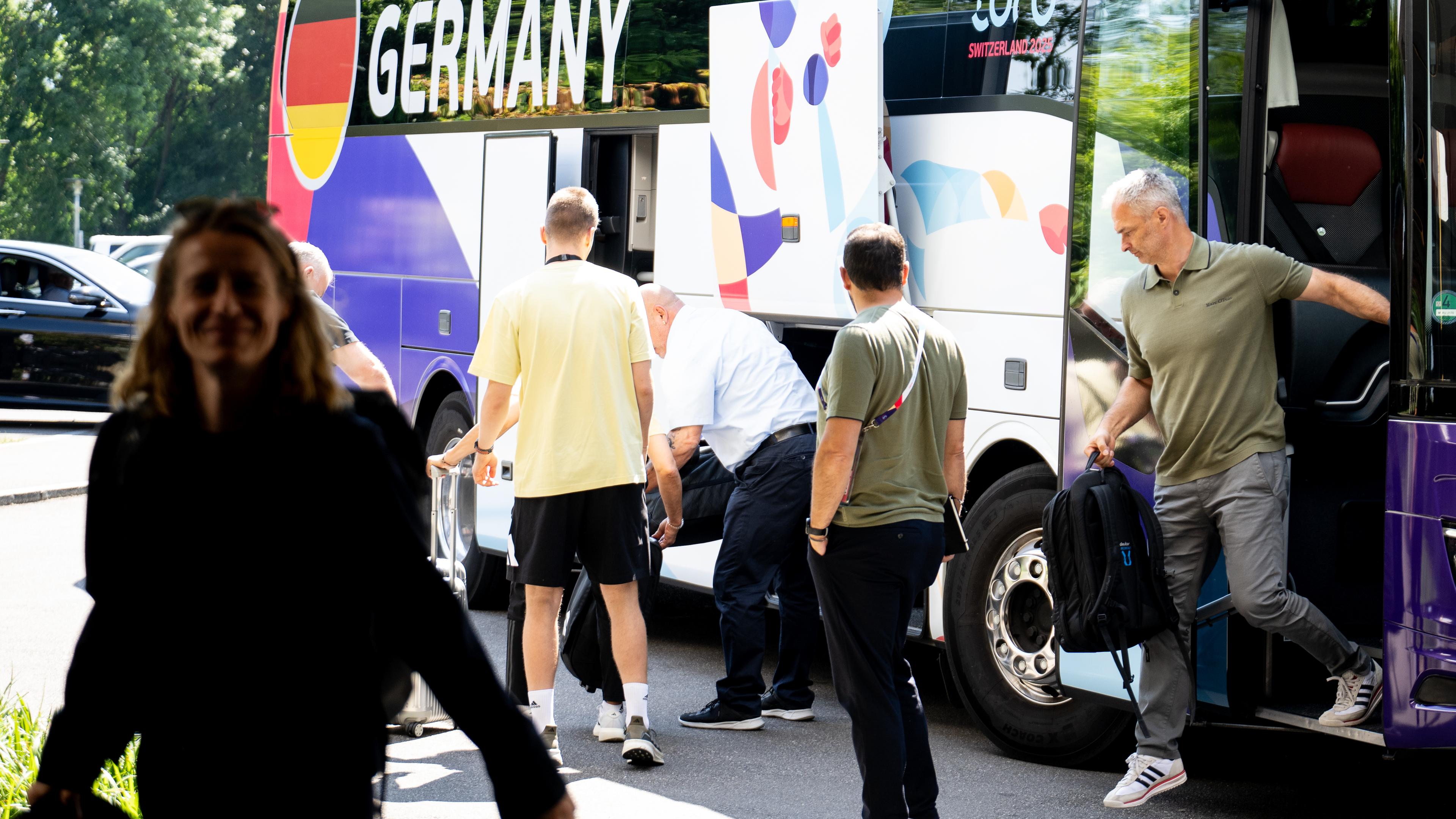 Bundestrainer Wück (r.) und die DFB-Frauen kommen im EM-Quartier in Zürich an
