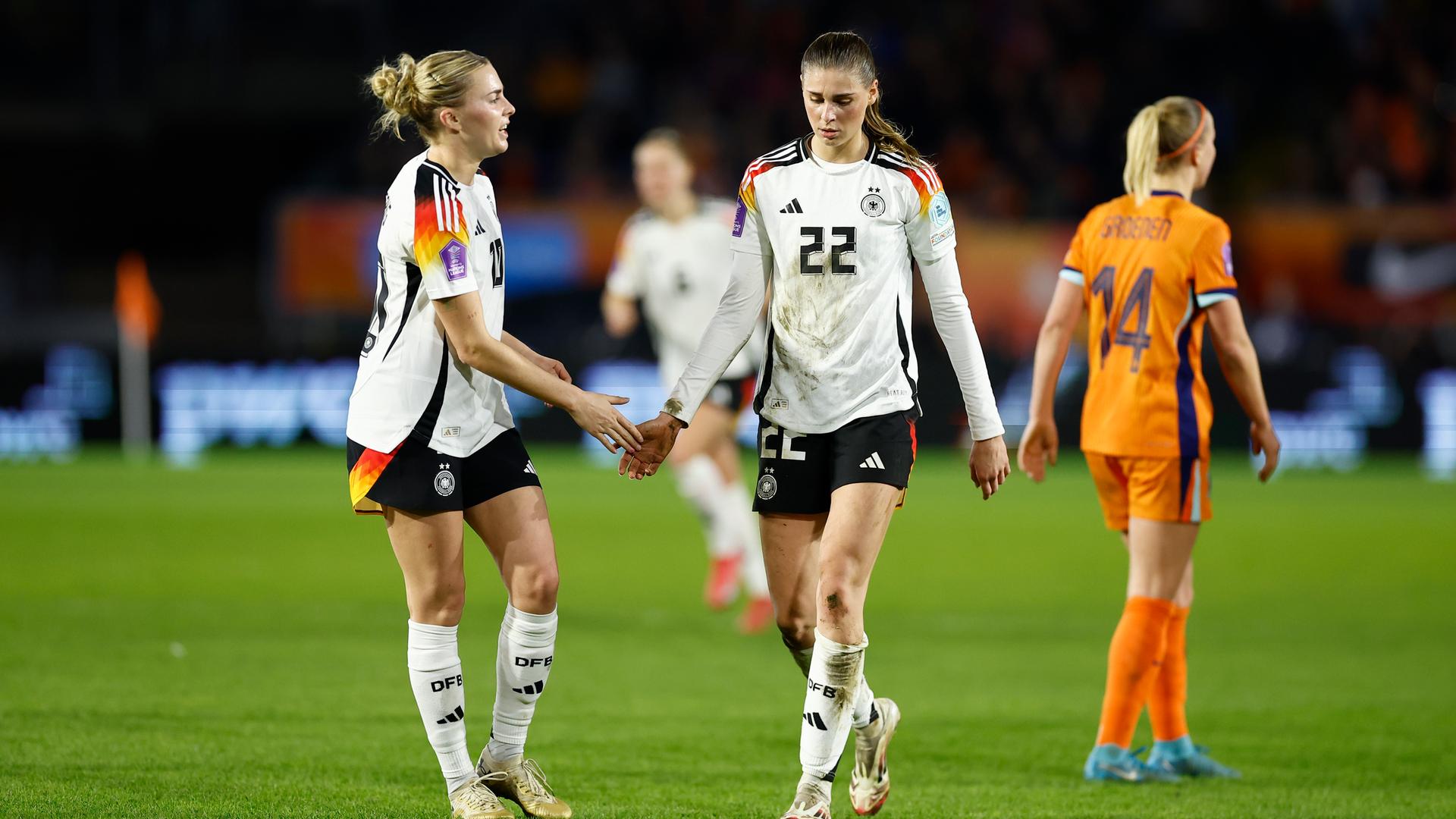 DFB-Spielerinnen Laura Freigang (l.) und Jule Brand beim Nations-League-Spiel in den Niederlanden