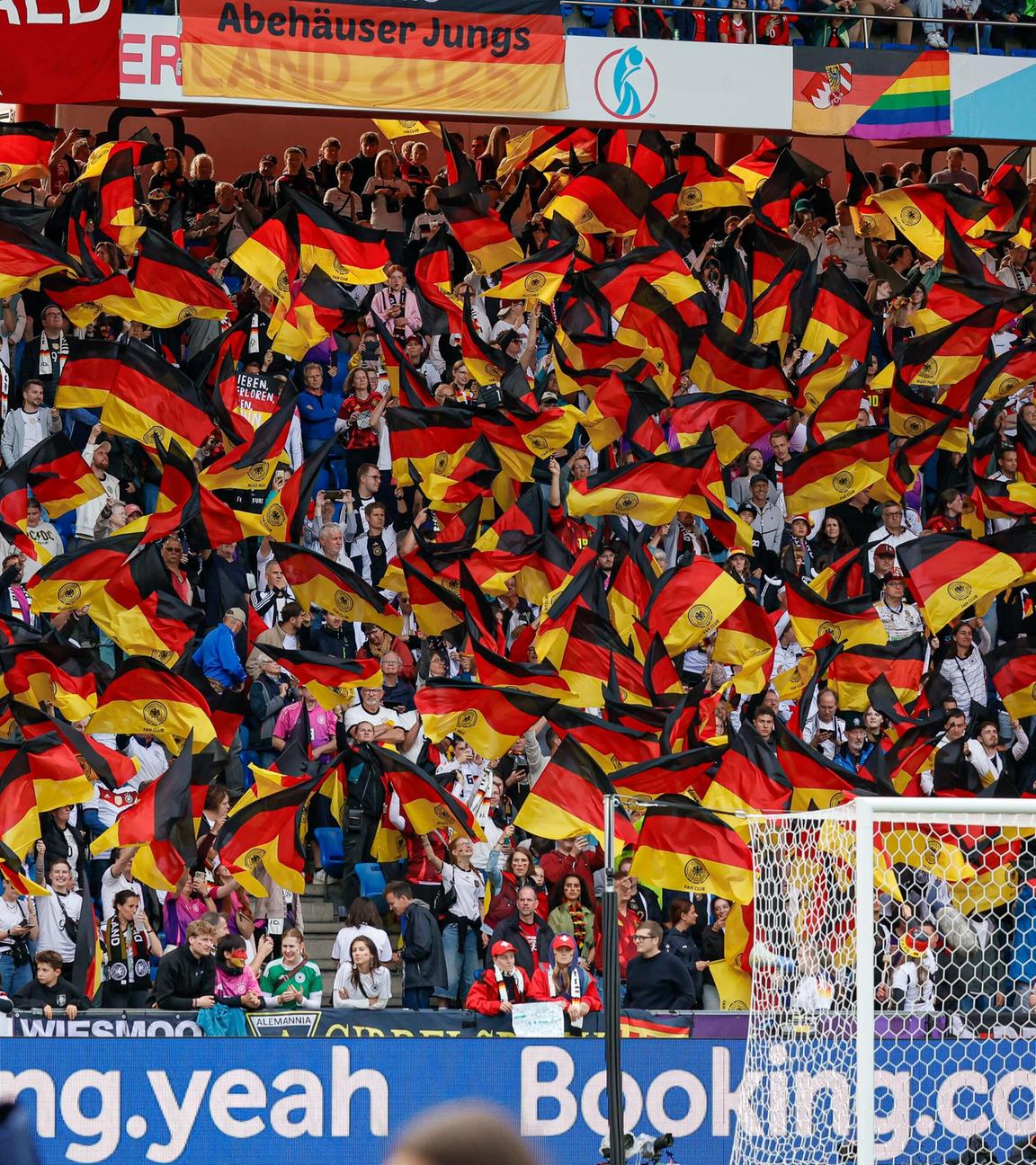Fans  der deutschen Fußballerinnen im St. Jakob-Park in Basel