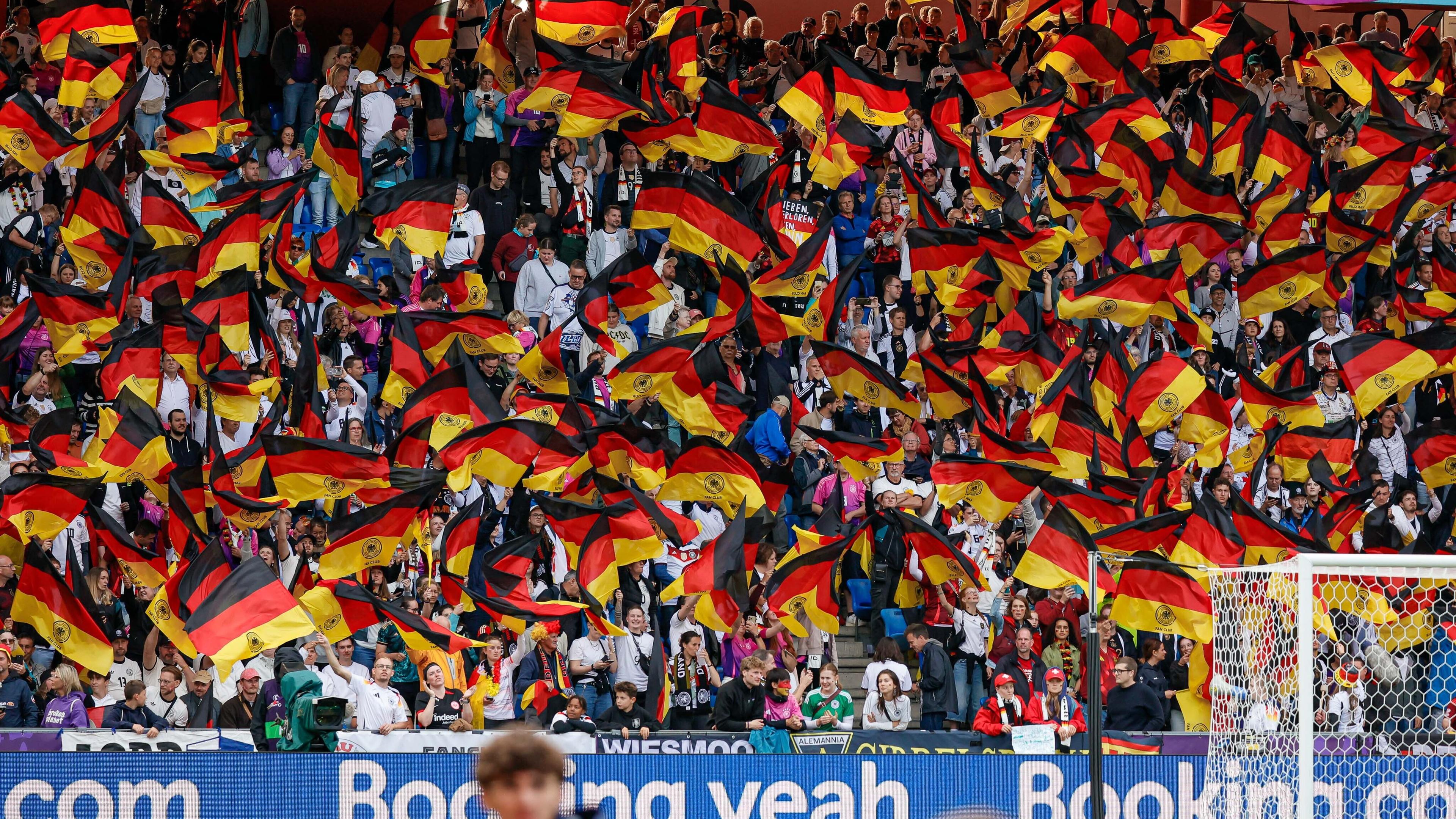 Fans  der deutschen Fußballerinnen im St. Jakob-Park in Basel