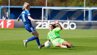 Karla Brinkmann (17, SGS Essen) setzt im Duell mit Jolina Opladen (11, FC Schalke 04) im Parkstadion in Gelsenkirchen zu einer Grätsche an.