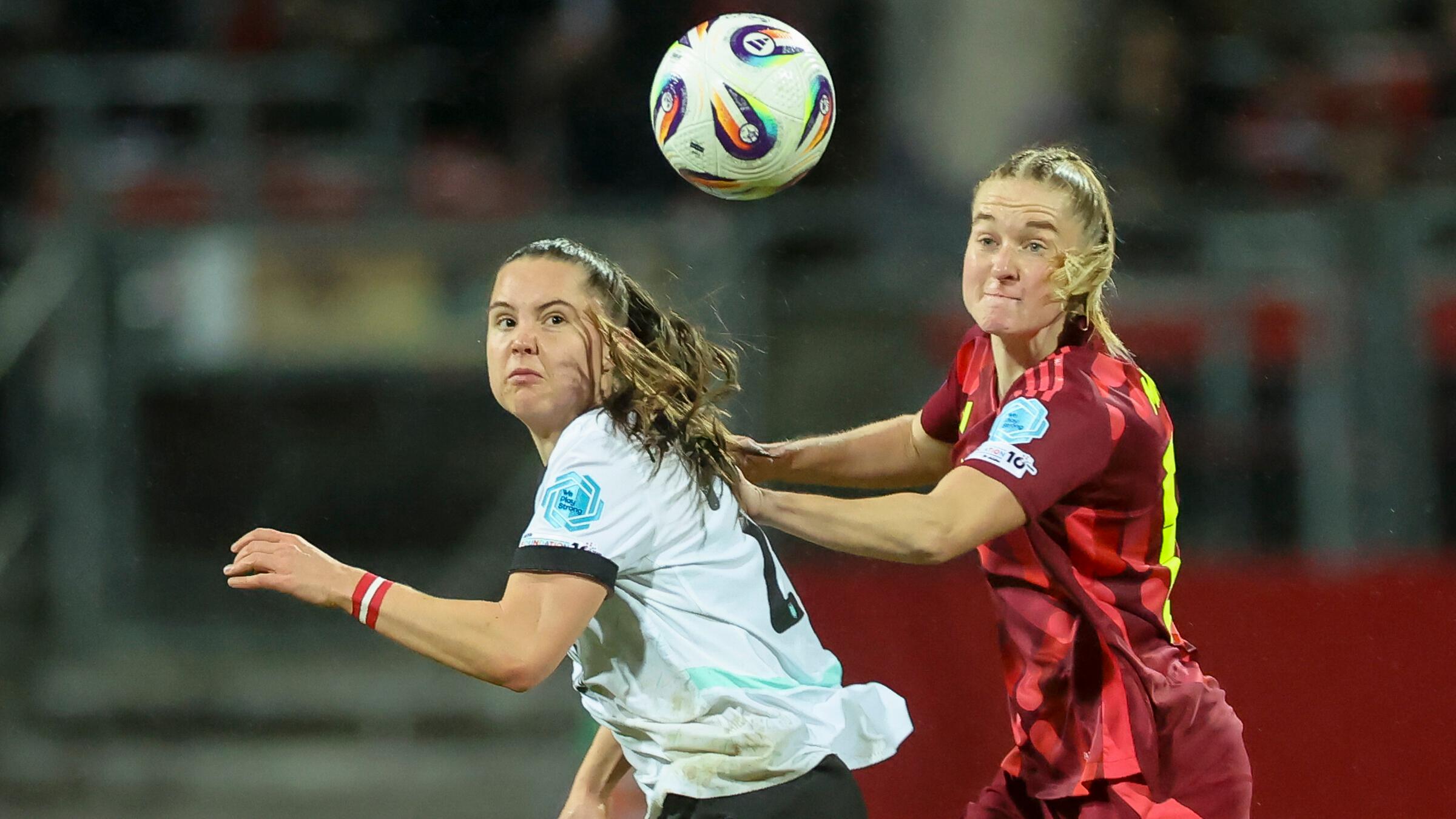 Lilli Purtscheller (Österreich/links) und Janina Minge visieren den Ball an.