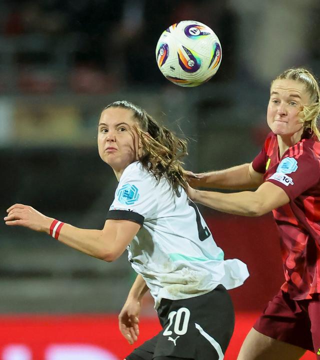 Lilli Purtscheller (Österreich/links) und Janina Minge visieren den Ball an.