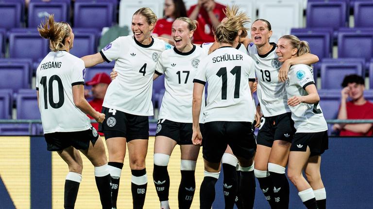 Die deutschen Fußballerinnen beim Torjubel