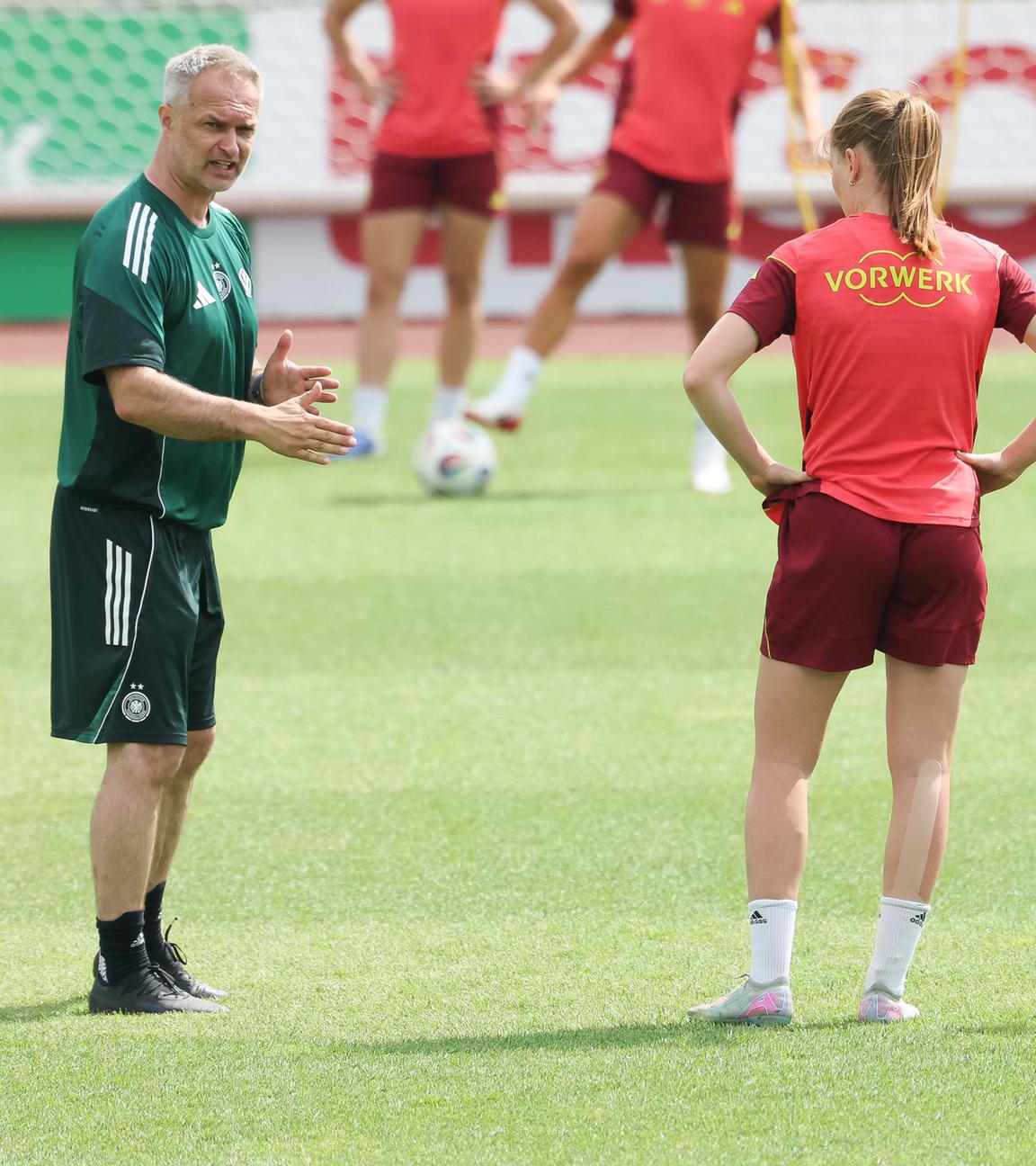 Die DFB-Spielerinnen beim Training mit Bundestrainer Christian Wück am 23.06.2025.
