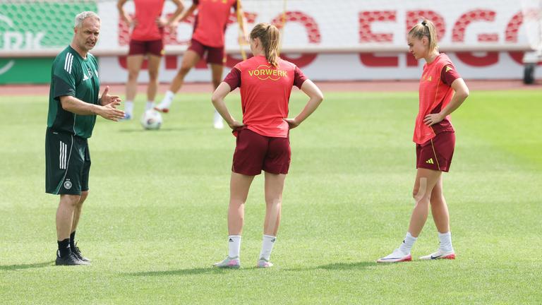 Die DFB-Spielerinnen beim Training mit Bundestrainer Christian Wück am 23.06.2025.