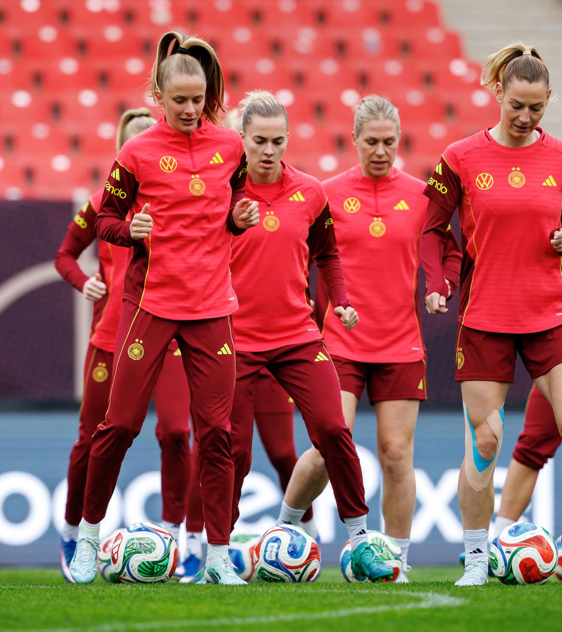 Abschluss-Training DFB-Team vor dem Spiel gegen Österreich. Die Spielerinnen laufen mit Bällen über den Platz