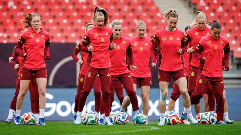 Abschluss-Training DFB-Team vor dem Spiel gegen Österreich. Die Spielerinnen laufen mit Bällen über den Platz