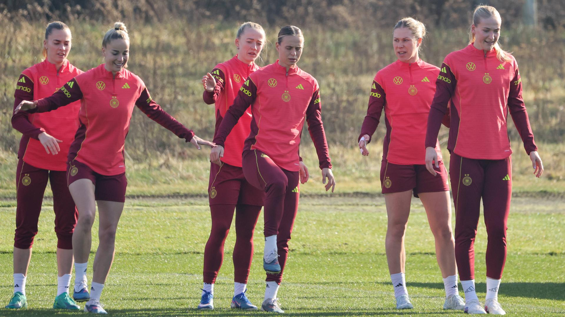 Laura Freigang, Giulia Gwinn, Lea Schüller, Klara Bühl, Rebecca Knaak und Camilla Küver (v.li.) trainieren am 27.02.2026 in Frankfurt für das Spiel der DFB-Frauen gegen Slowenien.