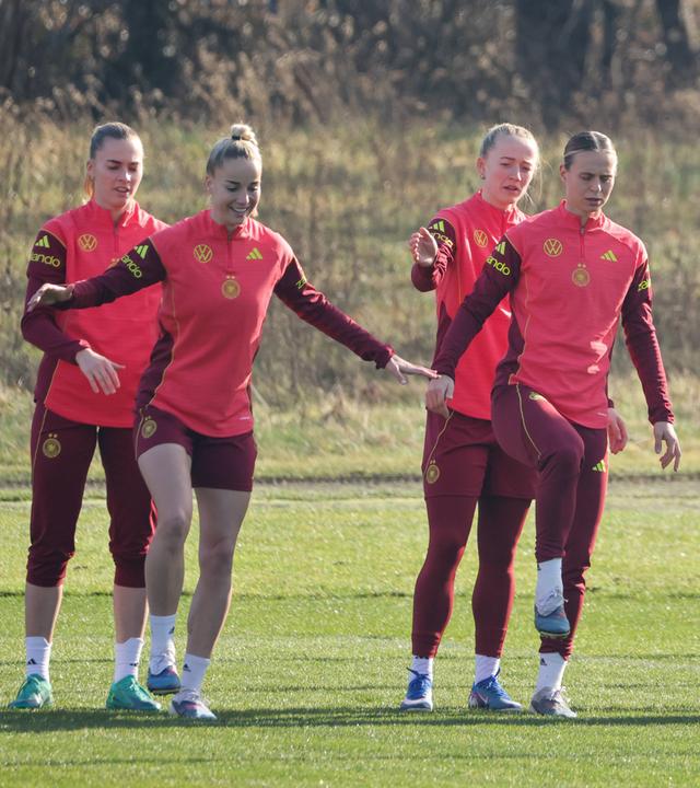 Fußballerinnen Laura Freigang, Giulia Gwinn, Lea Schüller Schueller, Klara Bühl Buehl, Rebecca Knaak und Camilla Küver (v.li.) trainieren am 27.02.2026 in Frankfurt am Main für das Spiel gegen Slowenien.