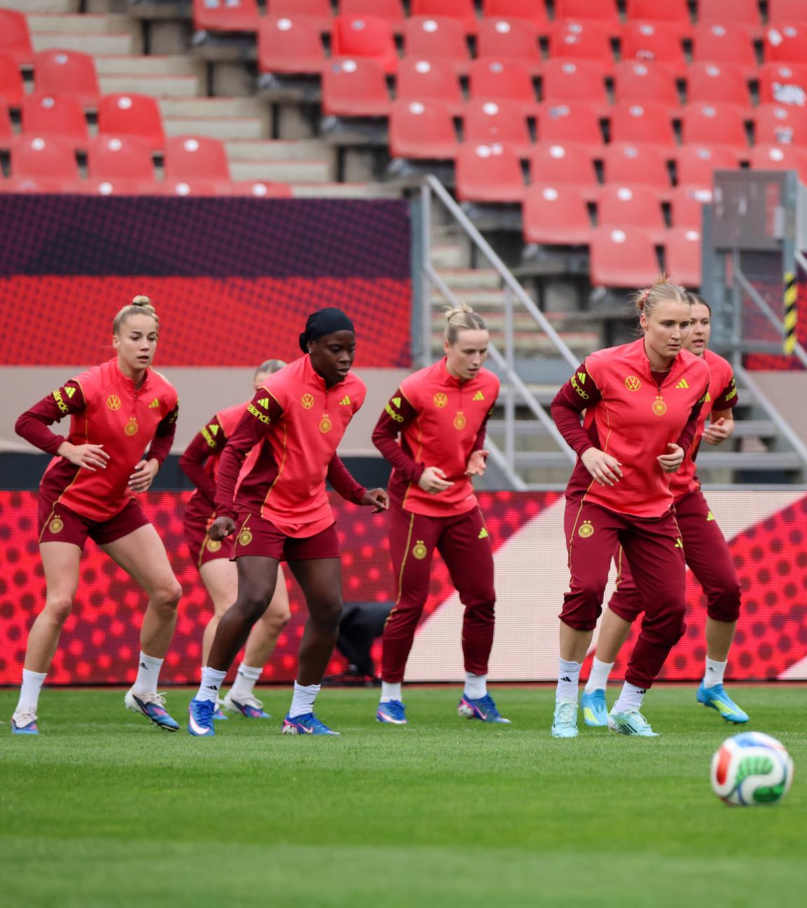 Das DFB-Team trainiert auf dem Trainingsplatz ohne ball.