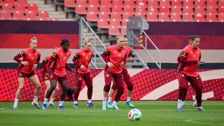 Das DFB-Team trainiert auf dem Trainingsplatz ohne ball.