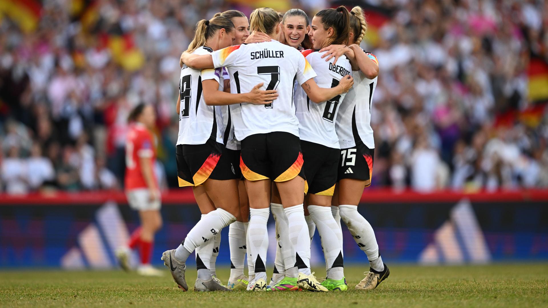 Fußball, Frauen: EM-Qualifikation, Deutschland - Österreich, Liga A, Gruppe 4, 6. Spieltag, Heinz von Heiden-Arena. Spielerinnen um Deutschlands Jule Brand jubeln nach deren 2:0.