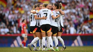Fußball, Frauen: EM-Qualifikation, Deutschland - Österreich, Liga A, Gruppe 4, 6. Spieltag, Heinz von Heiden-Arena. Spielerinnen um Deutschlands Jule Brand jubeln nach deren 2:0.