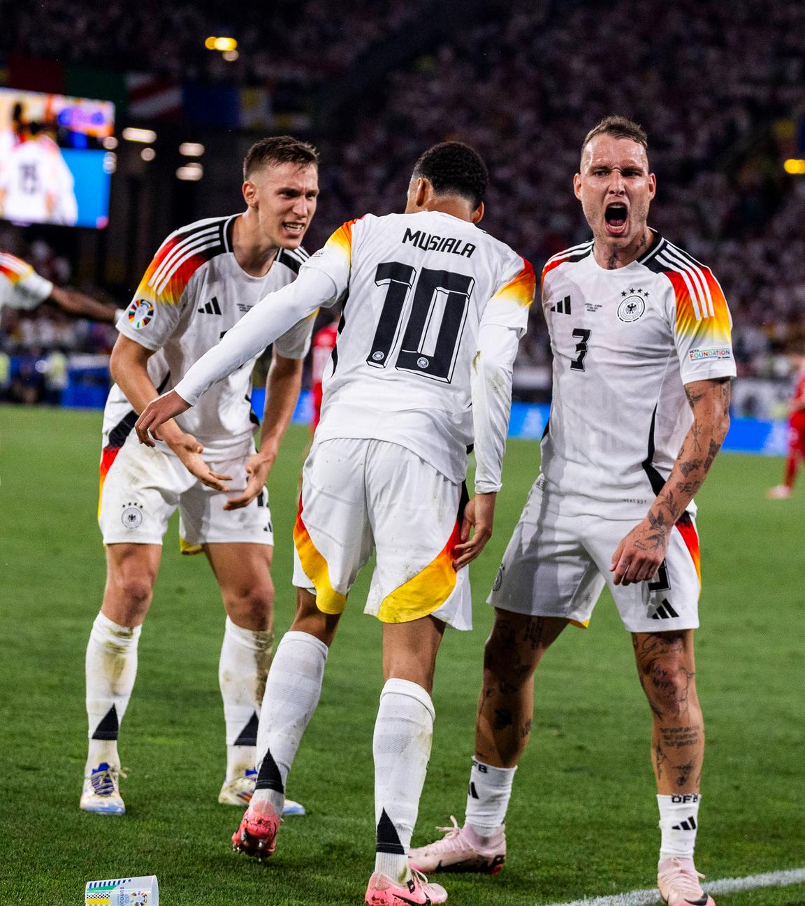 Jamal Musiala bejubelt den Treffer zum 2:0 mit David Raum und Nico Schlotterbeck