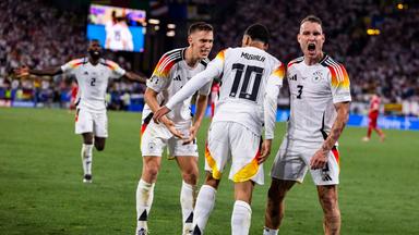Jamal Musiala bejubelt den Treffer zum 2:0 mit David Raum und Nico Schlotterbeck