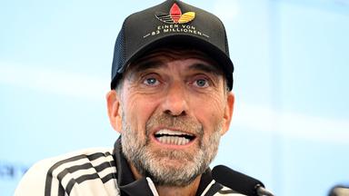 Pressekonferenz zur Nominierung für die ersten Nations-League-Spiele, Bundestrainer Jürgen Klopp sitzt auf dem Podium. 