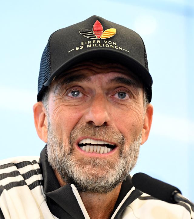  Pressekonferenz zur Nominierung für die ersten Nations-League-Spiele, Bundestrainer Jürgen Klopp sitzt auf dem Podium. 