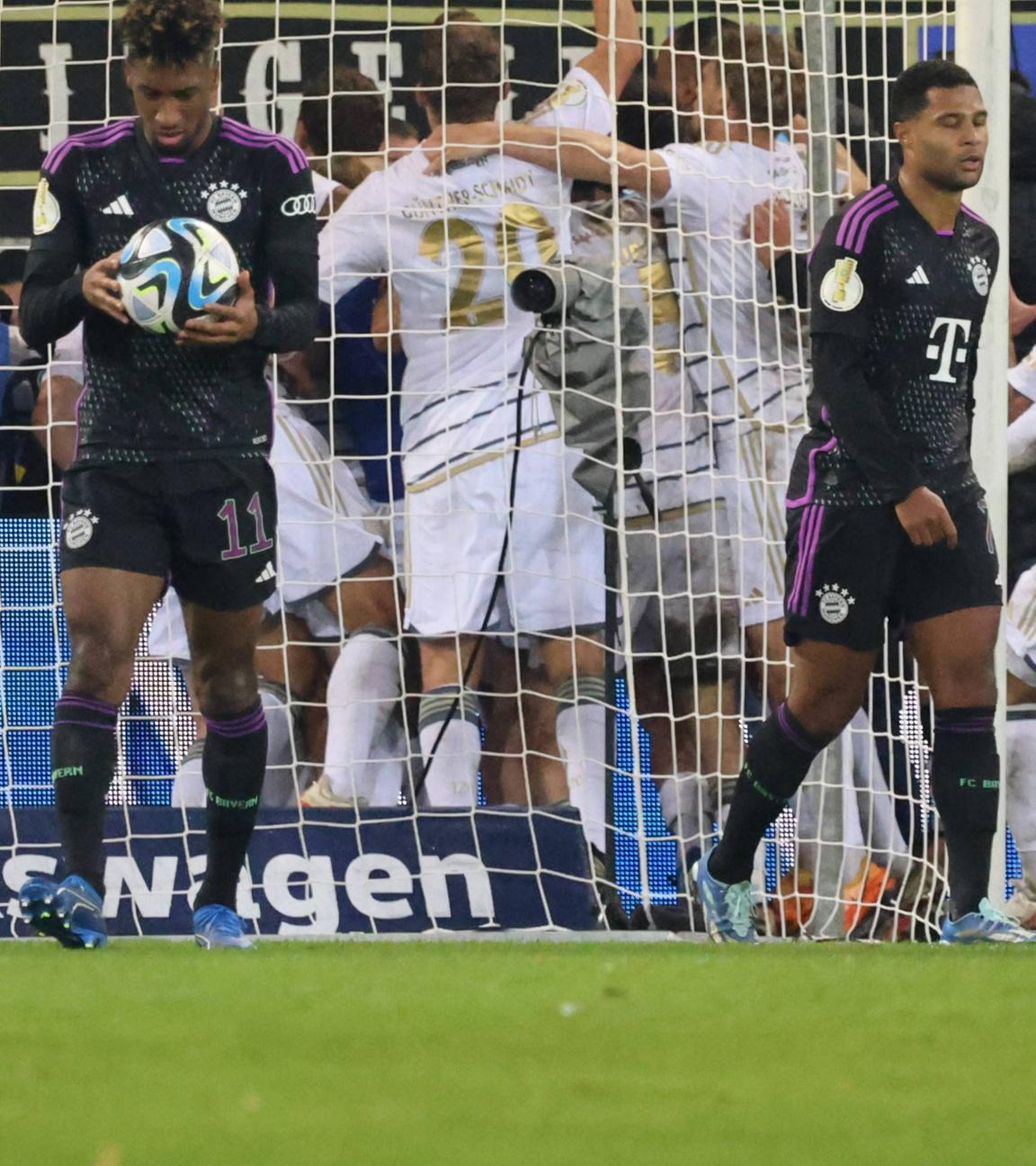 DFB-Pokal, 2. Runde, Saison 2023 2024, 1. FC Saarbrücken - FC Bayern München: Marcel Gaus (im Hintergrund) jubelt mit Teamkollegen über sein Tor zum 2:1.