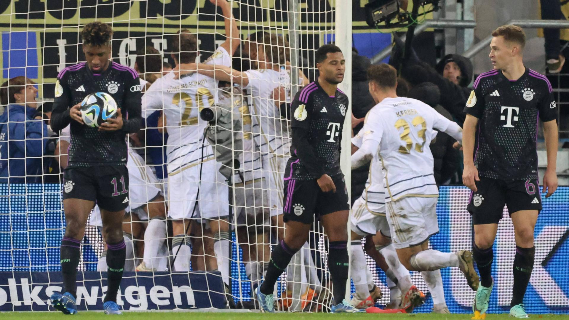 DFB-Pokal, 2. Runde, Saison 2023 2024, 1. FC Saarbrücken - FC Bayern München: Marcel Gaus (im Hintergrund) jubelt mit Teamkollegen über sein Tor zum 2:1.