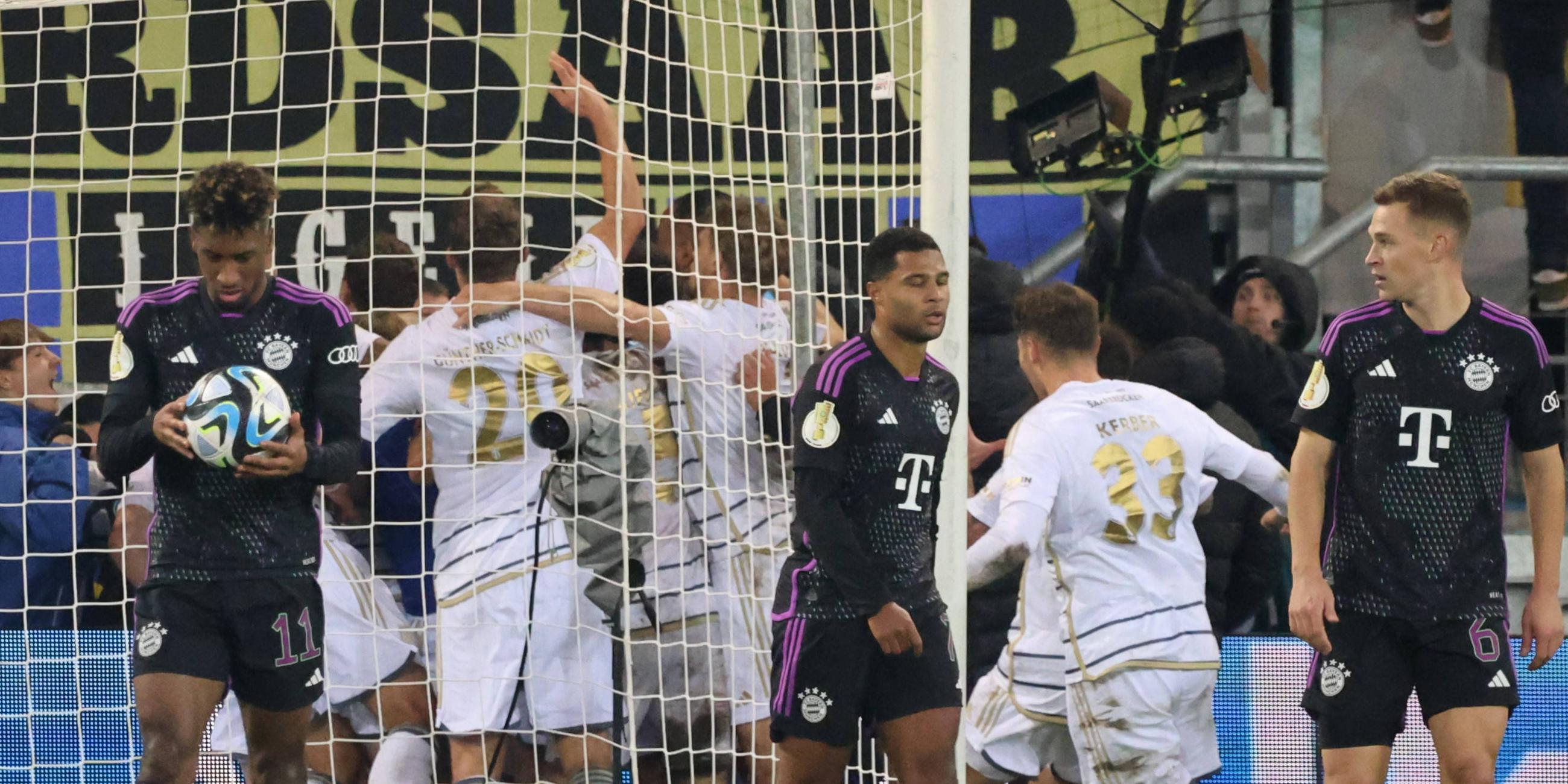 DFB-Pokal, 2. Runde, Saison 2023 2024, 1. FC Saarbrücken - FC Bayern München: Marcel Gaus (im Hintergrund) jubelt mit Teamkollegen über sein Tor zum 2:1.