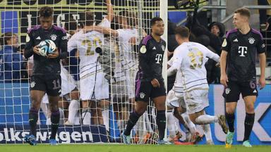 DFB-Pokal, 2. Runde, Saison 2023 2024, 1. FC Saarbrücken - FC Bayern München: Marcel Gaus (im Hintergrund) jubelt mit Teamkollegen über sein Tor zum 2:1.