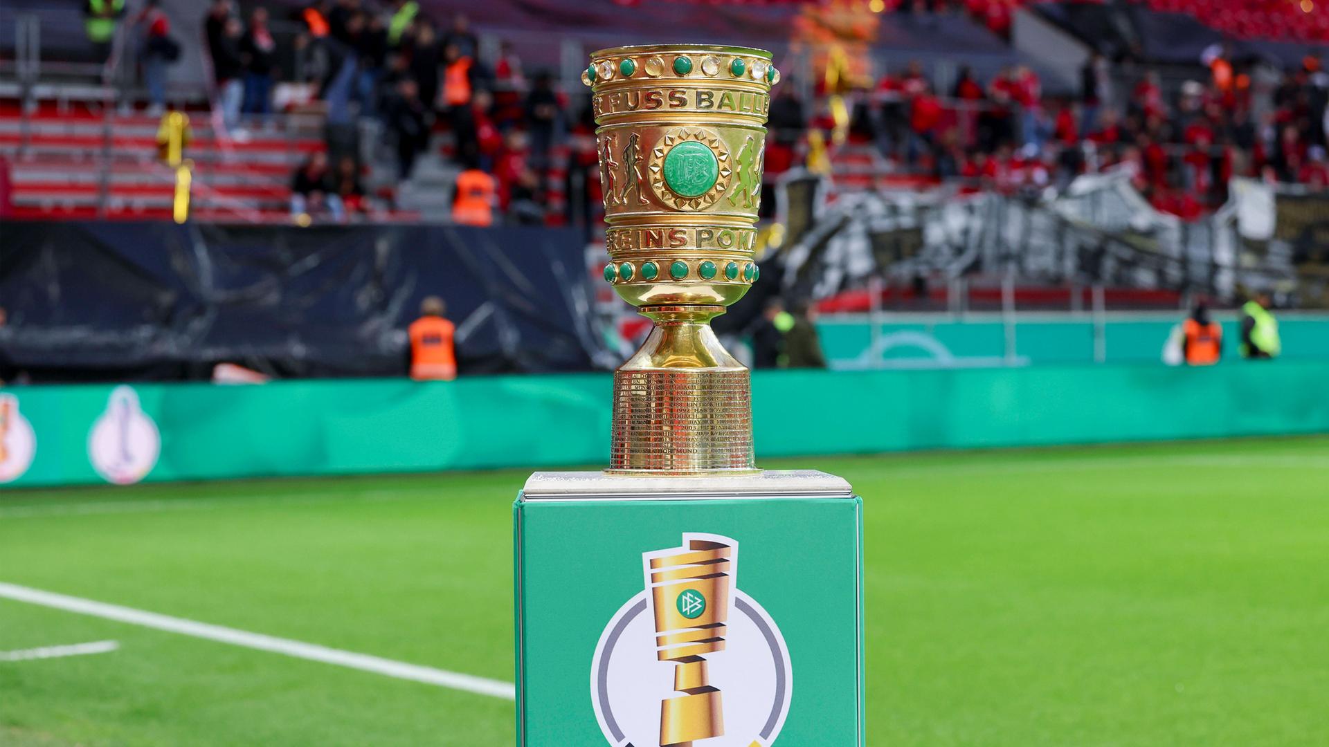 Der DFB-Pokal steht auf einem Tisch,