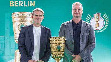 Christoph Freund, Sportdirektor beim FC Bayern und Stuttgarts Sportvorstand Fabian Wohlgemuth bei der Handover-Zeremonie in Berlin.