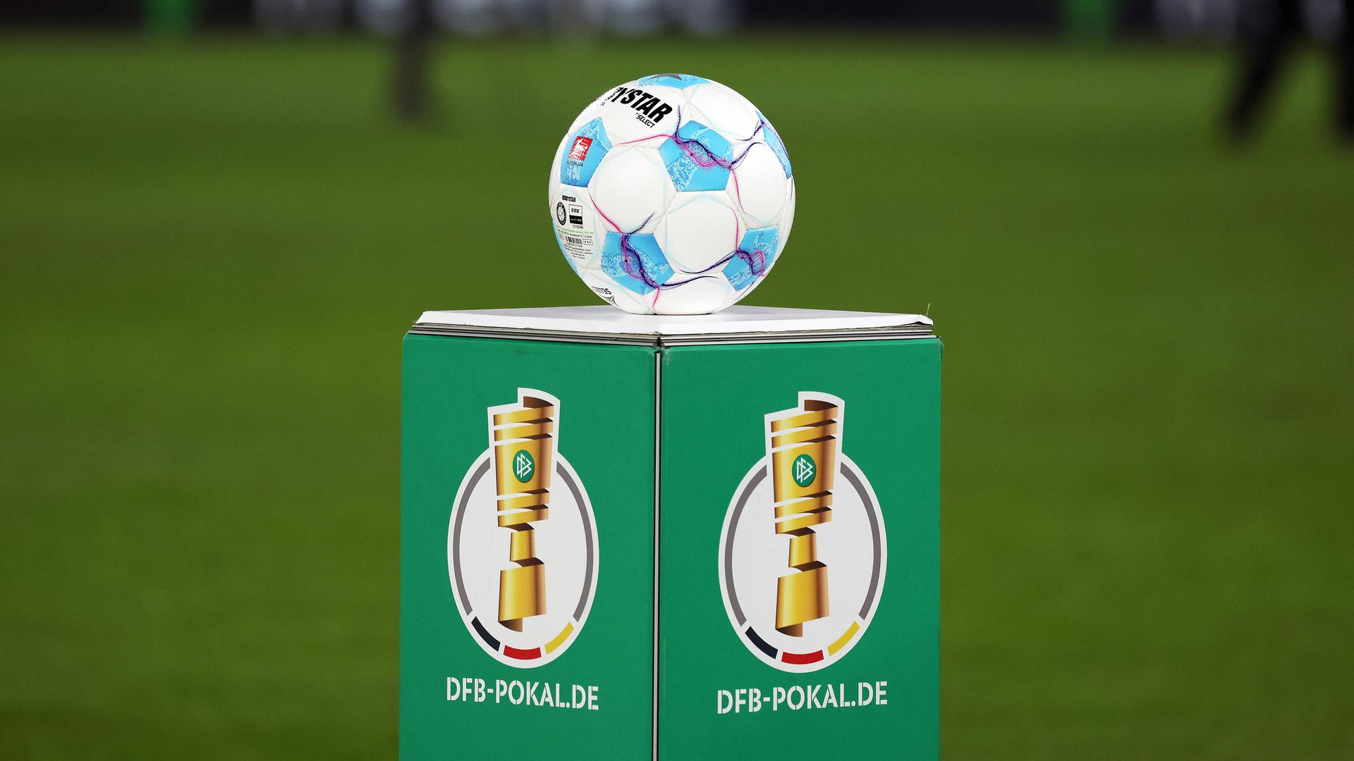 Ballstele mit Spielball für DFB-Pokal , aufgenommen am 04.02.25