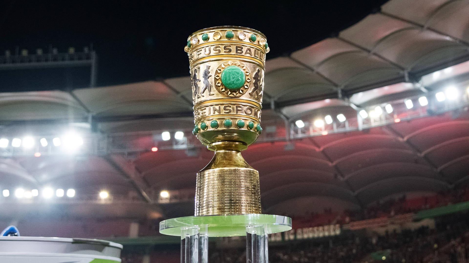 Der DFB-Pokal steht auf einem Tisch , aufgenommen am 04.02.25