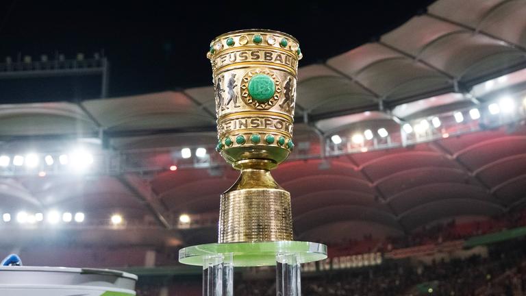 Der DFB-Pokal steht auf einem Tisch , aufgenommen am 04.02.25