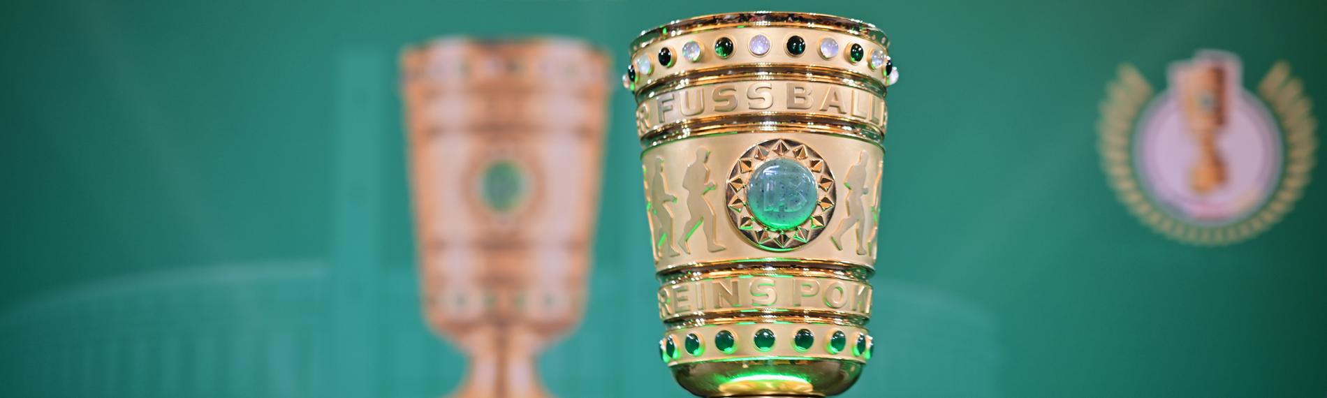 Der DFB-Pokal vor grünem Hintergrund.